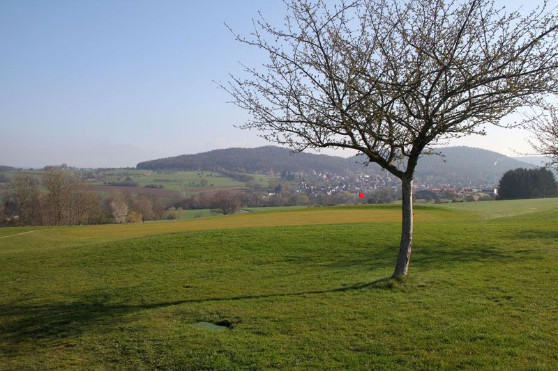 Grün 1: Golfen mit Weitblick Grün 1: Golfen mit Weitblick