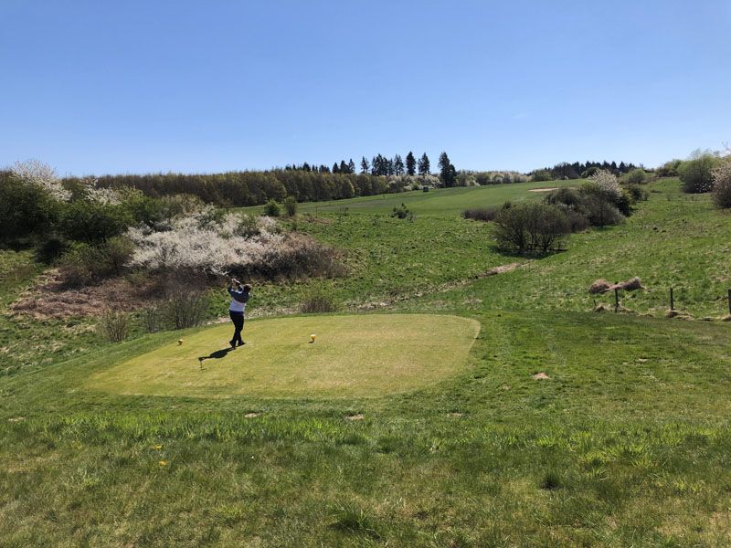 Abschlag übers Biotop an Loch 18 Abschlag übers Biotop an Loch 18