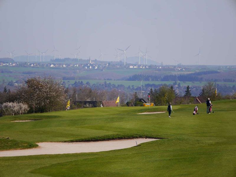 Loch 14: Windräder und Weite Loch 14: Windräder und Weite