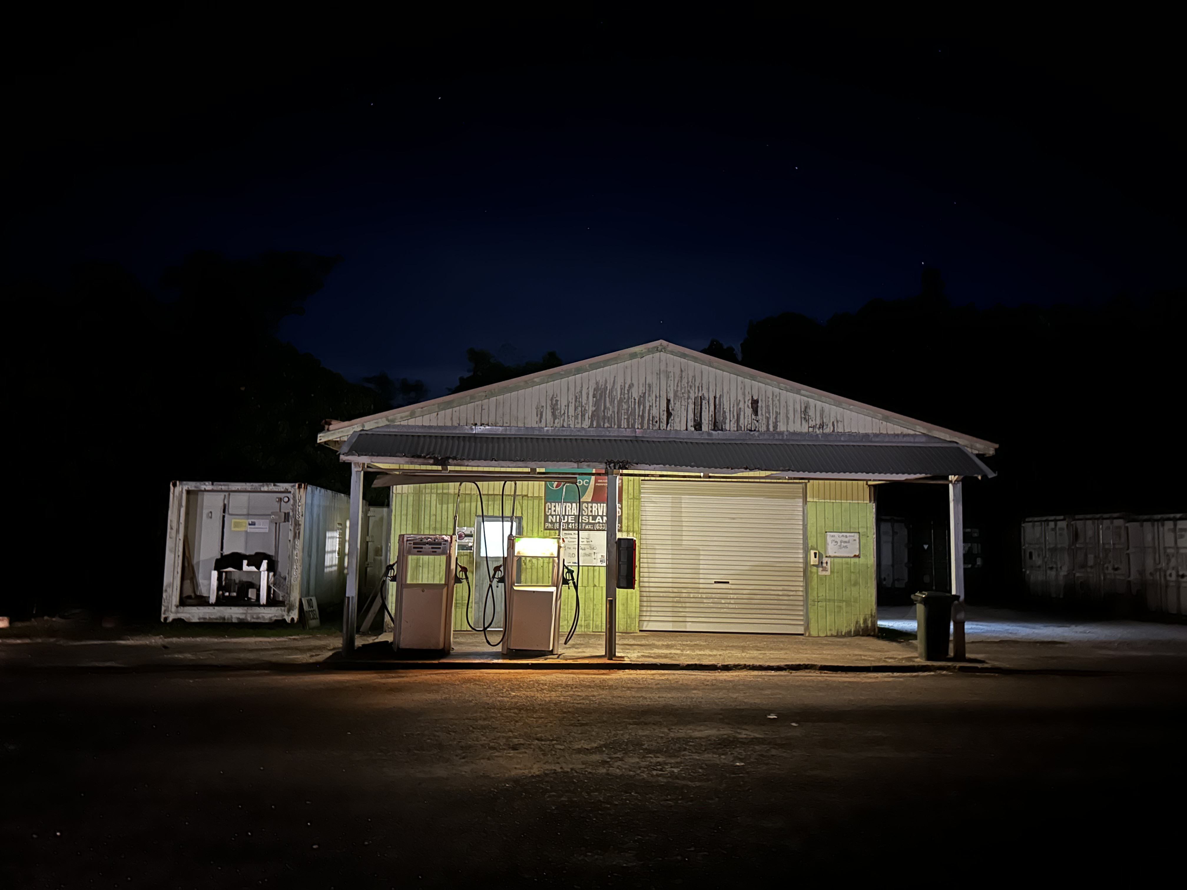 Die einzige Tankstelle der Insel bei Nacht Die einzige Tankstelle der Insel bei Nacht