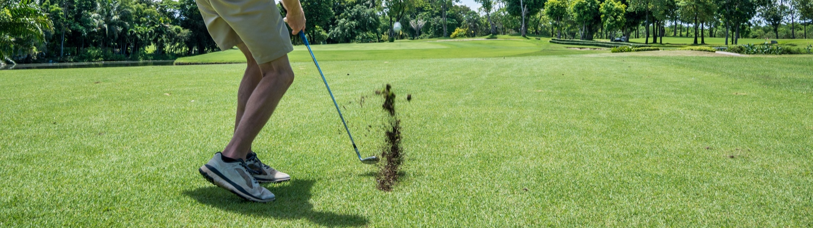 Wo gegolft wird, fliegen auch die Divots Wo gegolft wird, fliegen auch die Divots