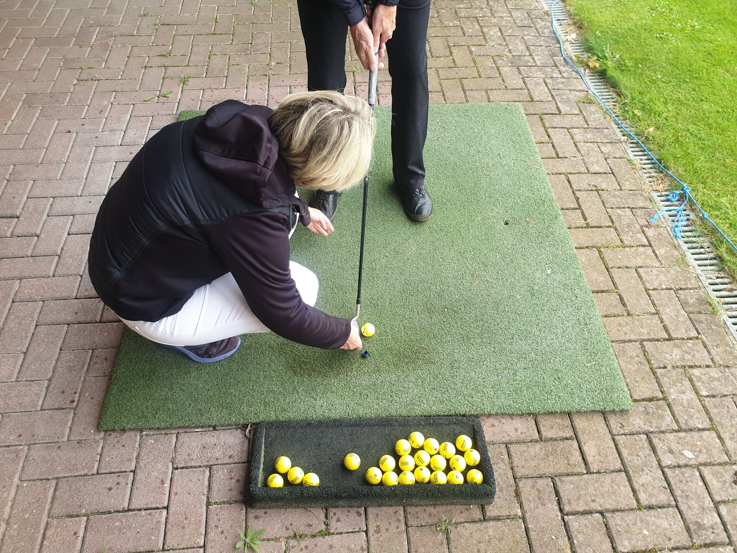 E. Burmann platziert den Ball und korrigiert die Ausrichtung E. Burmann platziert den Ball und korrigiert die Ausrichtung