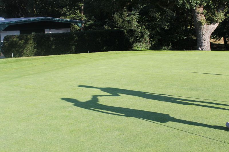 Corona-Faust statt High Five an Loch 18 Corona-Faust statt High Five an Loch 18