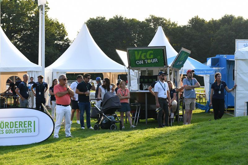 Alles im Blick: VcG-Mitarbeiter:innen und Zuschauer:innen Alles im Blick: VcG-Mitarbeiter:innen und Zuschauer:innen