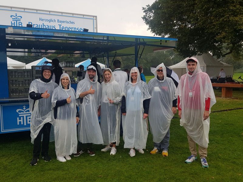 Beim Starkregeneinbruch ideal: VcG-Ponchos für VcG-Mitglieder und -Mitarbeiter:innen Beim Starkregeneinbruch ideal: VcG-Ponchos für VcG-Mitglieder und -Mitarbeiter:innen