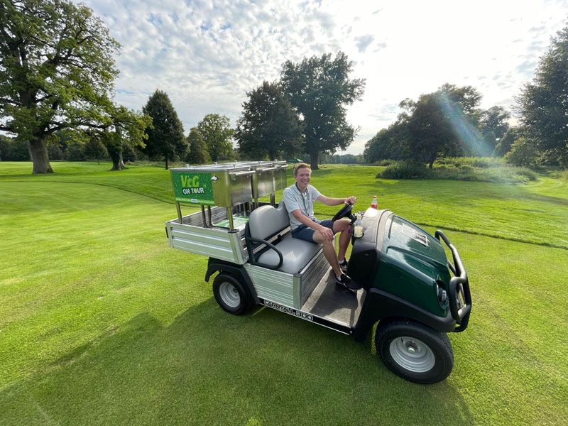VcG-Mitarbeiter Niclas Herrmann checkt den Platz VcG-Mitarbeiter Niclas Herrmann checkt den Platz
