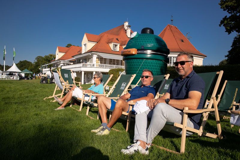 Die ersten Besucher:innen nehmen Platz Die ersten Besucher:innen nehmen Platz