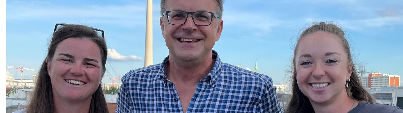 VcG-Geschäftsführer Marco Paeke mit Isi Gabsa (li) und Polly Mack (re) VcG-Geschäftsführer Marco Paeke mit Isi Gabsa (li) und Polly Mack (re)