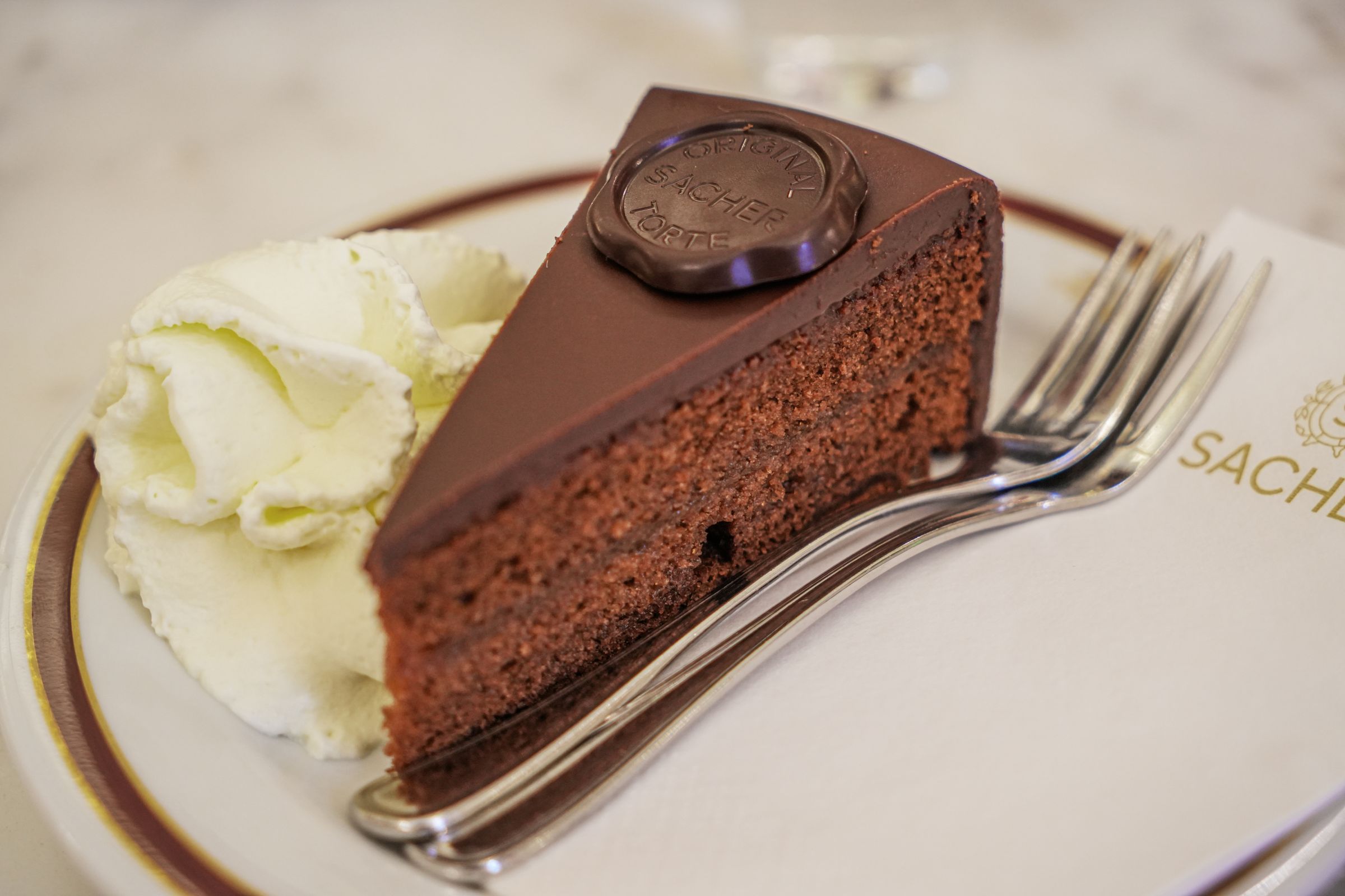 Nach der Runde verdient: ein leckeres Stück Sachertorte Nach der Runde verdient: ein leckeres Stück Sachertorte