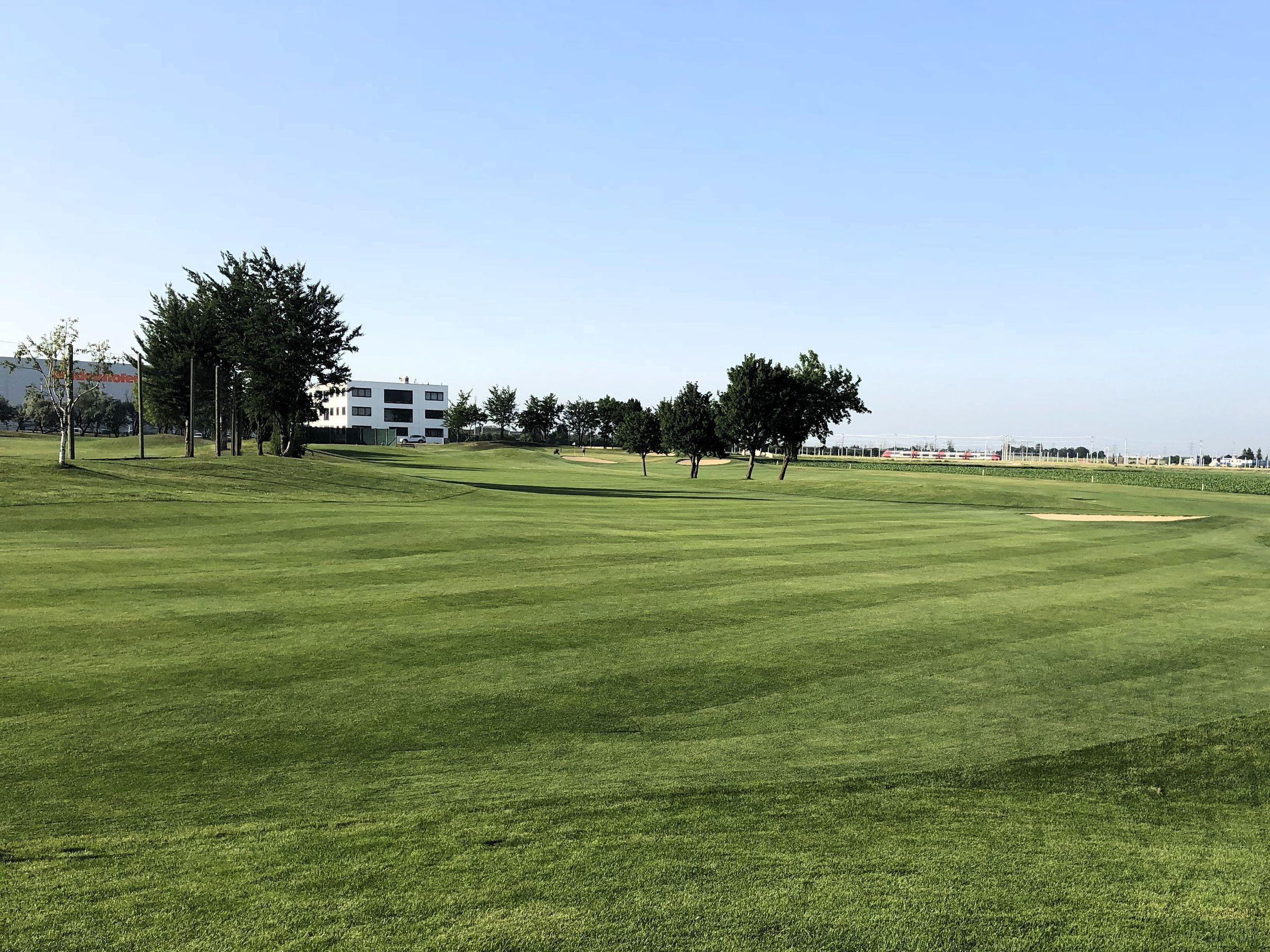 GC Wien-Achau: Flache, enge Bahnen im englischen Design