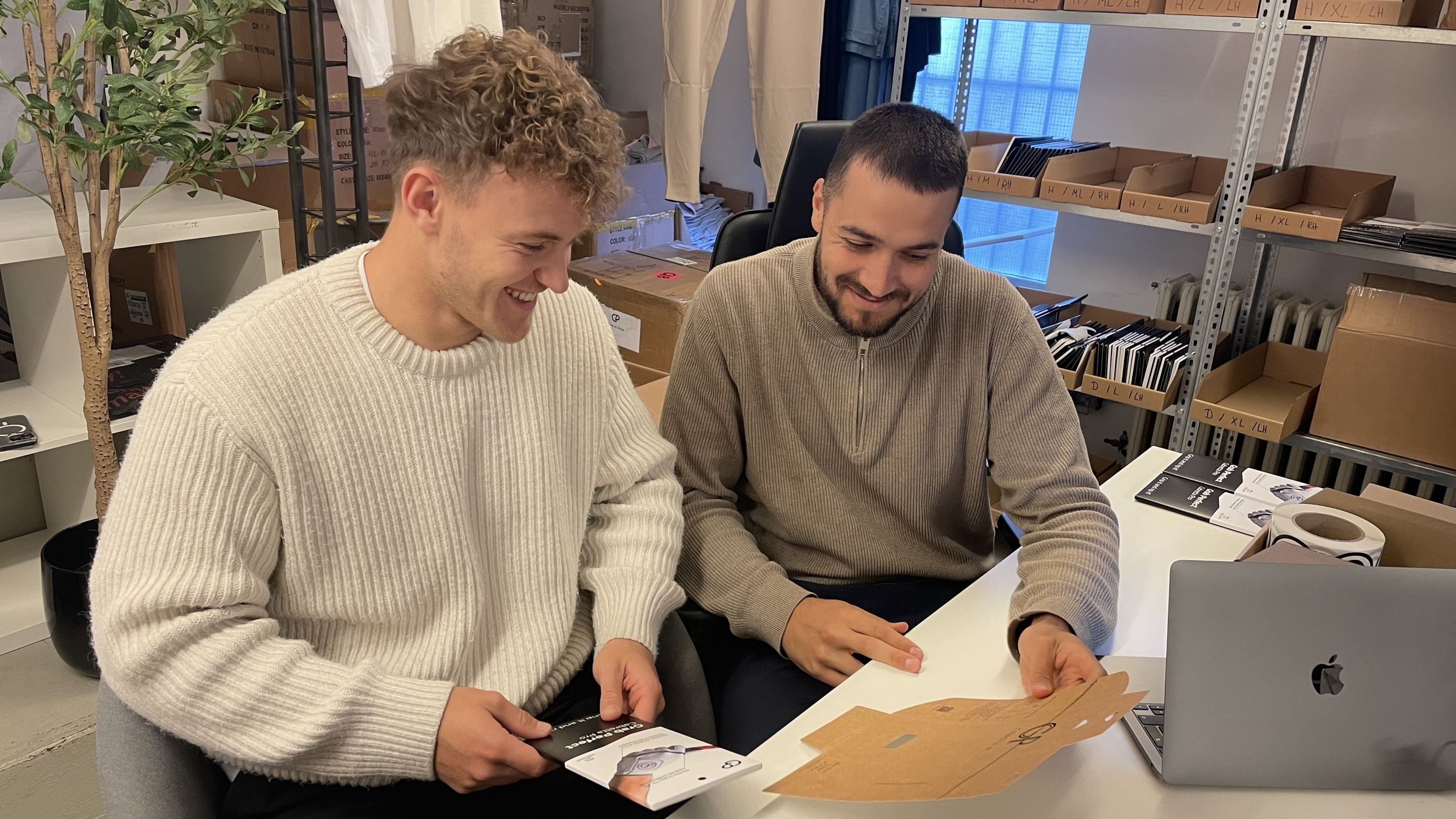 Müssen über die schlichte Kartonverpackung (rechts) von einst schmunzeln: die Grab-Perfect-Geschäftsführer Müssen über die schlichte Kartonverpackung (rechts) von einst schmunzeln: die Grab-Perfect-Geschäftsführer