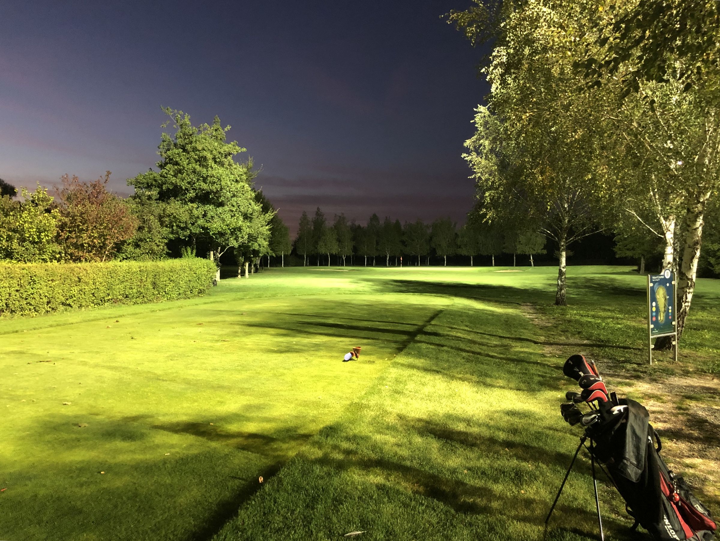 Dank Flutlicht kann auf dem Night Course auch nachts gegolft werden