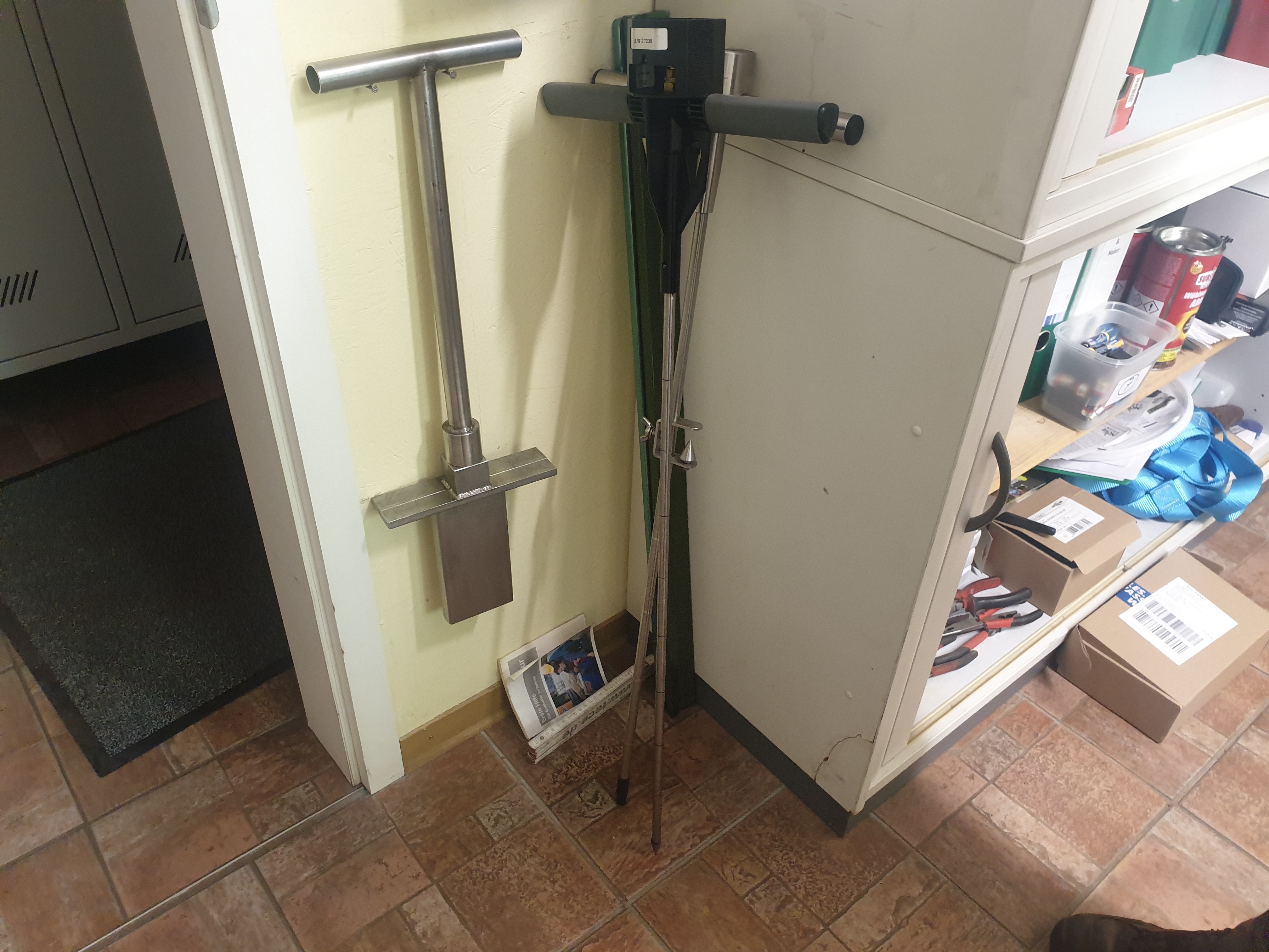 Links alter Spaten, rechts ergänzend moderne Sonde Links alter Spaten, rechts ergänzend moderne Sonde