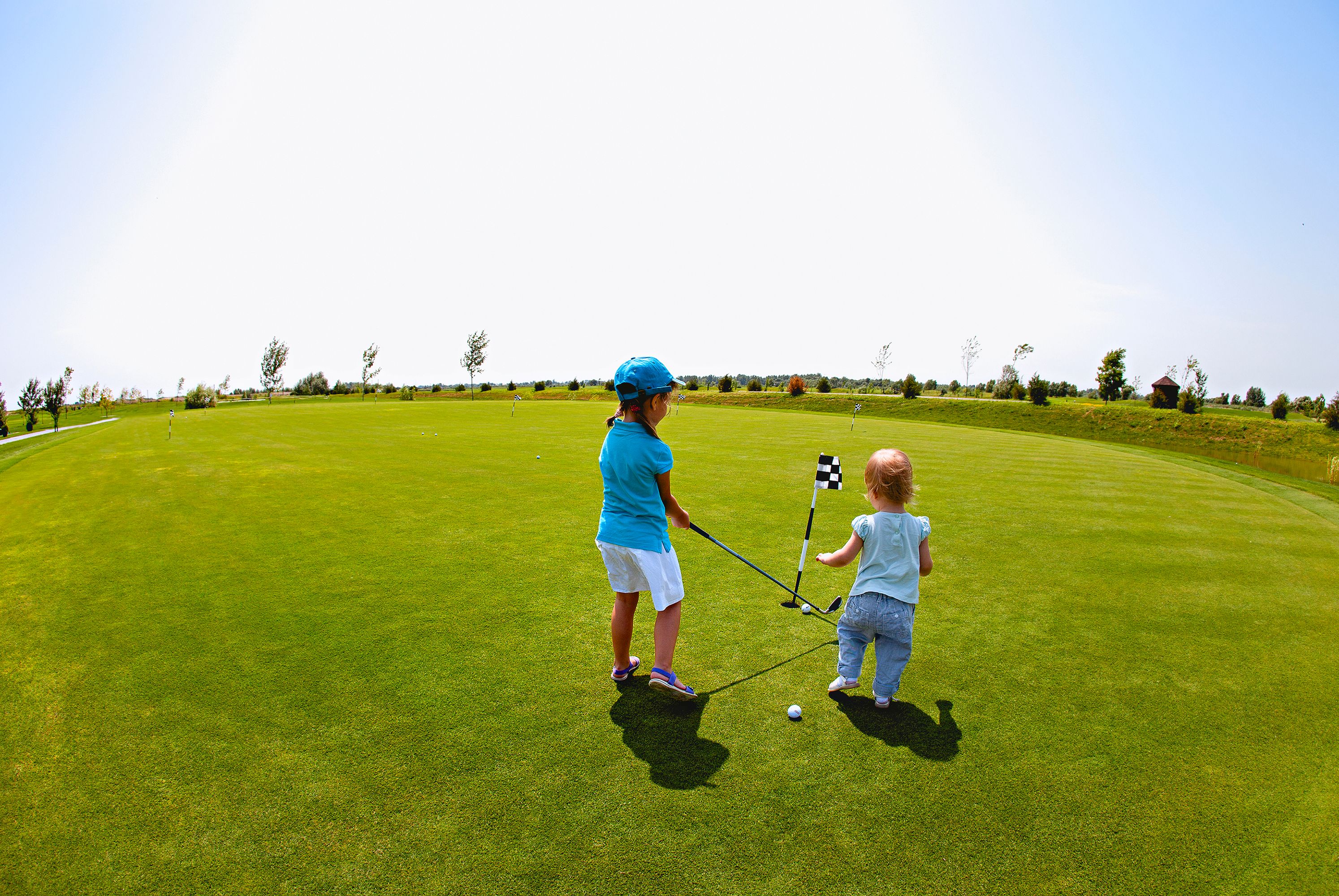 Kinder beim Golfen (Foto: Dasha Petrenko, shutterstock.com)