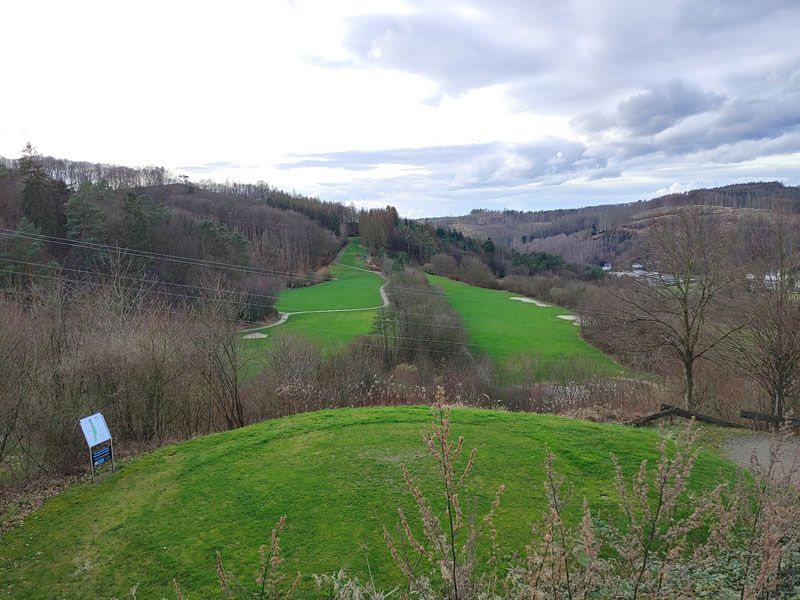 Guter Drive auf der Driving Range Guter Drive auf der Driving Range