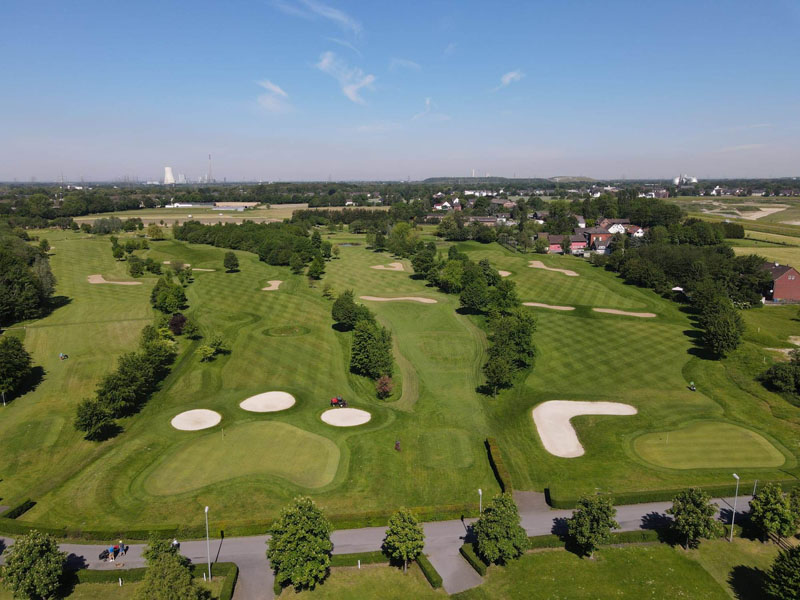 Statt Erdbeerfeldern viel (West-)Platz für den Ballflug (Bild: GC Röttgersbach)