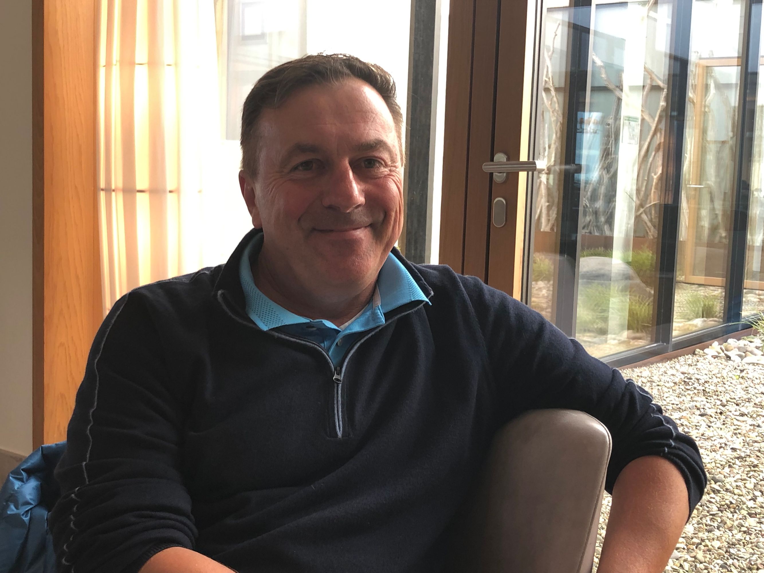 Beim Gespräch entspannt: Golfplatzarchitekt Rolf-Stephan Hansen; Foto: VcG