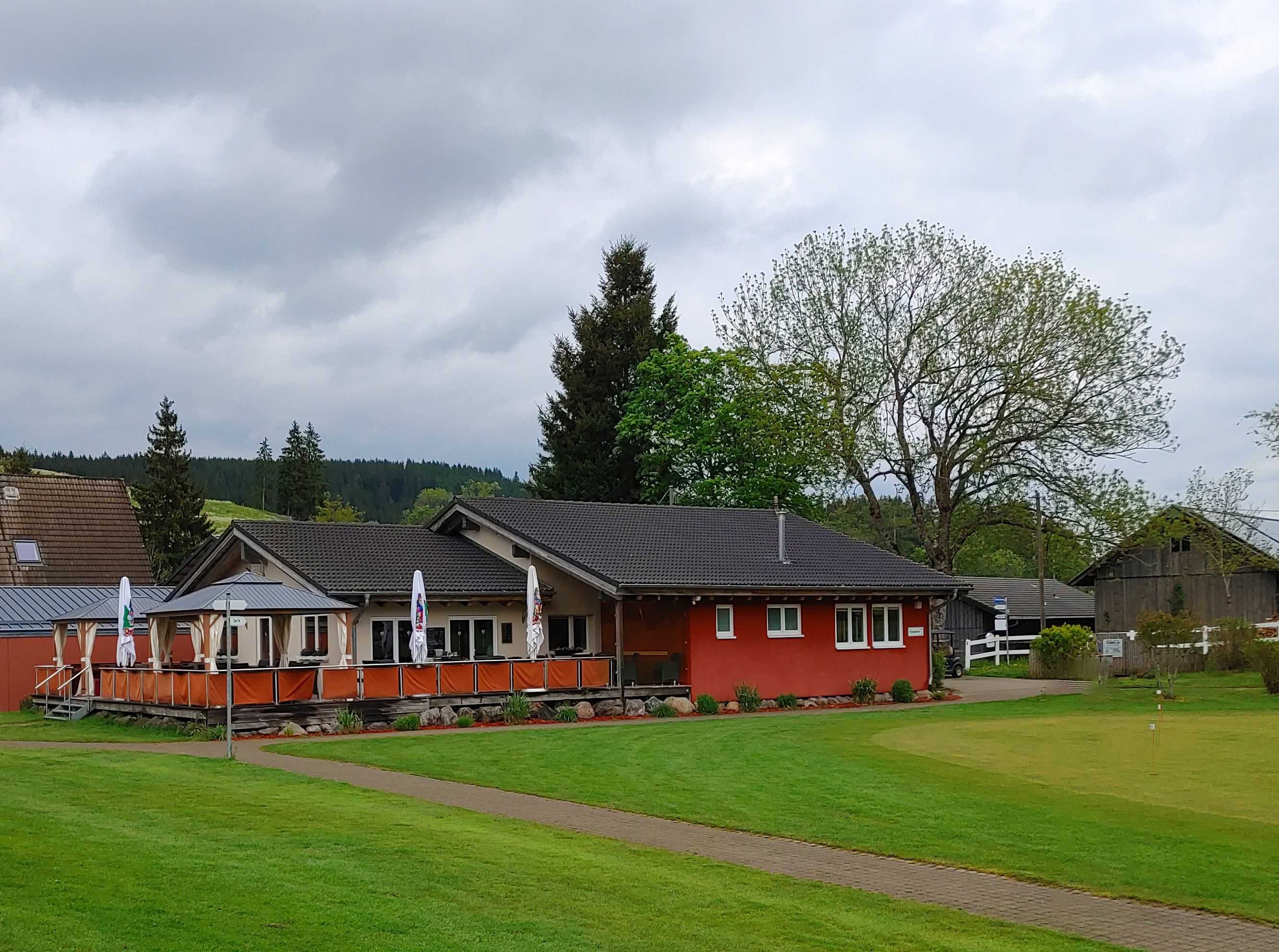 Start, Loch 9, 18, 19 – im Mittelpunkt das gemütliche Clubhaus Start, Loch 9, 18, 19 – im Mittelpunkt das gemütliche Clubhaus