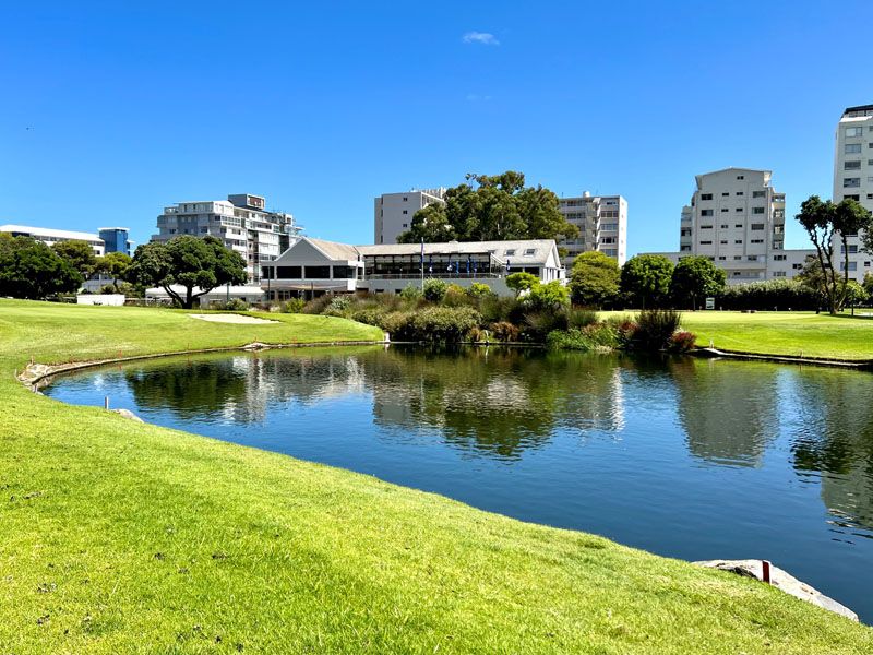 Metropolitan Golf Club: Kleine Teiche verwandeln den Platz in einen offenen Park Metropolitan Golf Club: Kleine Teiche verwandeln den Platz in einen offenen Park