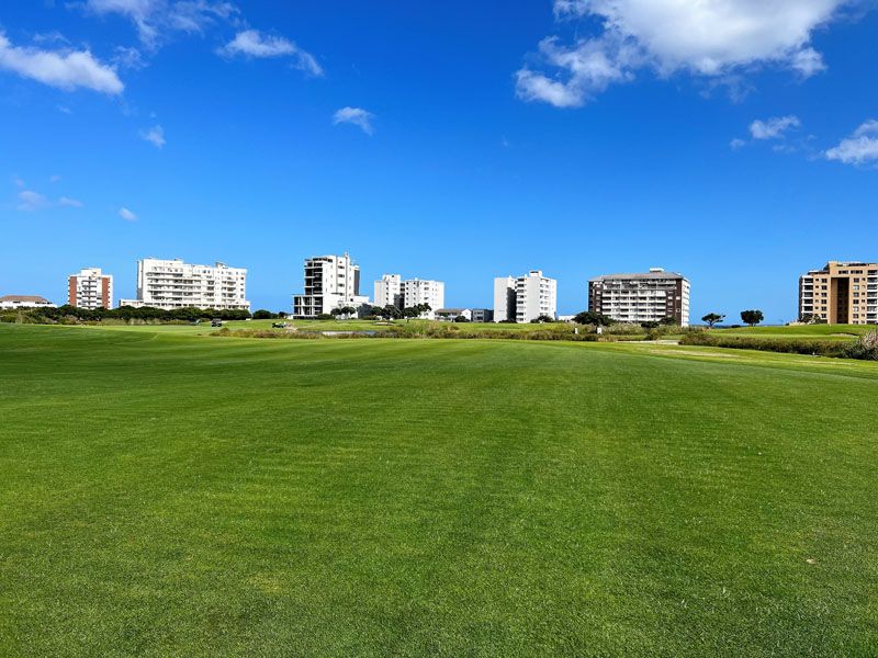 Kompaktes Design mit überwiegend flachen Bahnen Kompaktes Design mit überwiegend flachen Bahnen