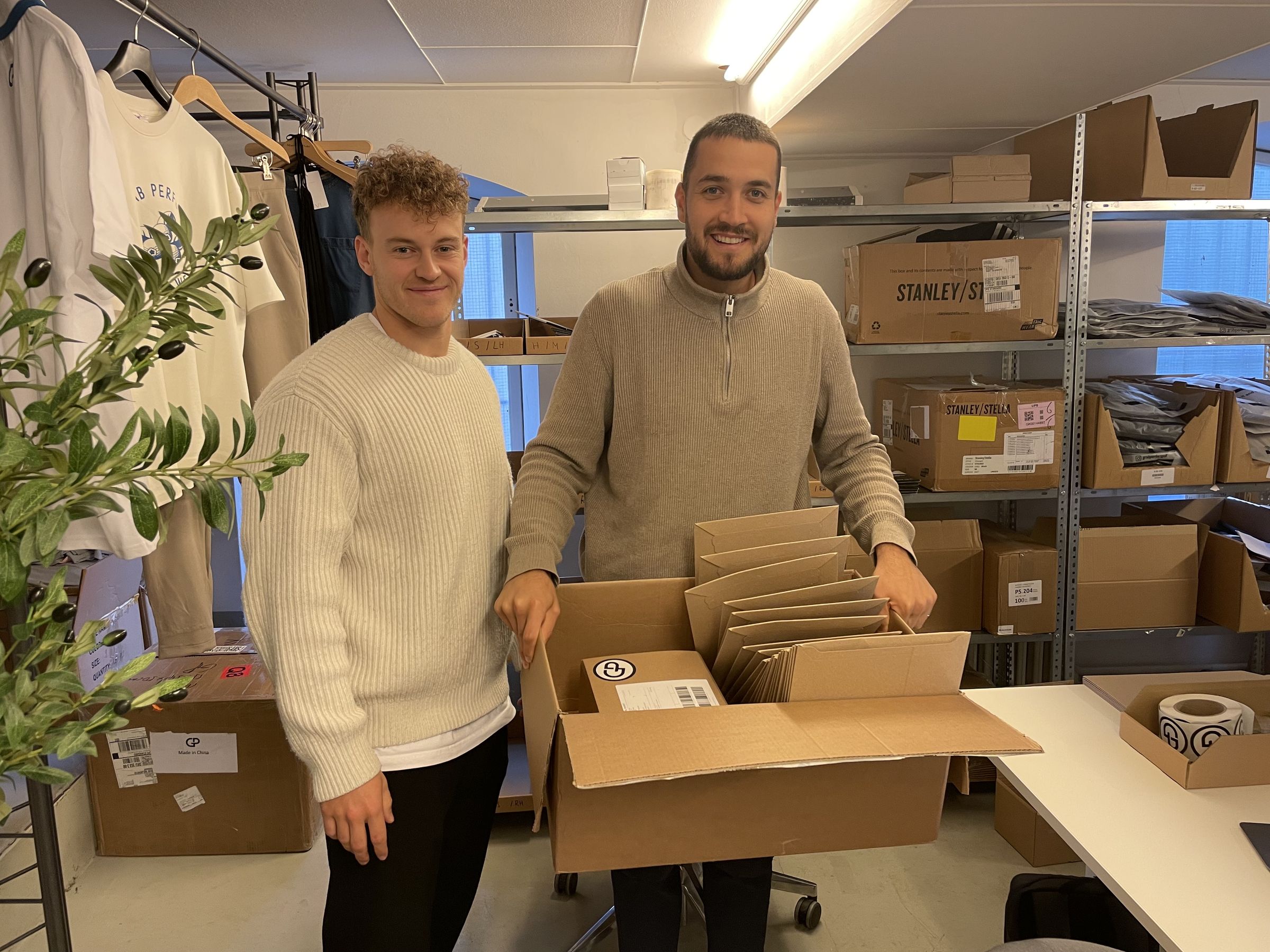 Auch operativ im Einsatz: Leon Reeh (li) und Finn-Lasse Ernst, die Grab-Perfect-Geschäftsführer, in ihrem Lager Auch operativ im Einsatz: Leon Reeh (li) und Finn-Lasse Ernst, die Grab-Perfect-Geschäftsführer, in ihrem Lager