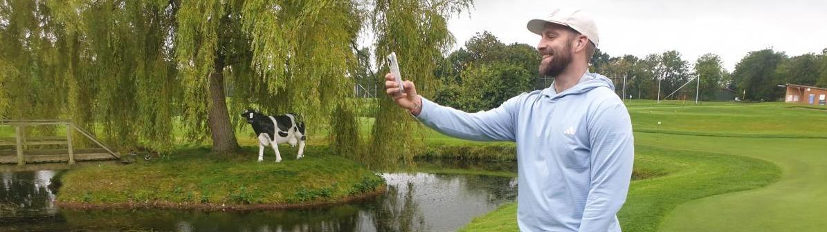 Handy statt Handball – der Golf-Influencer in Aktion Handy statt Handball – der Golf-Influencer in Aktion