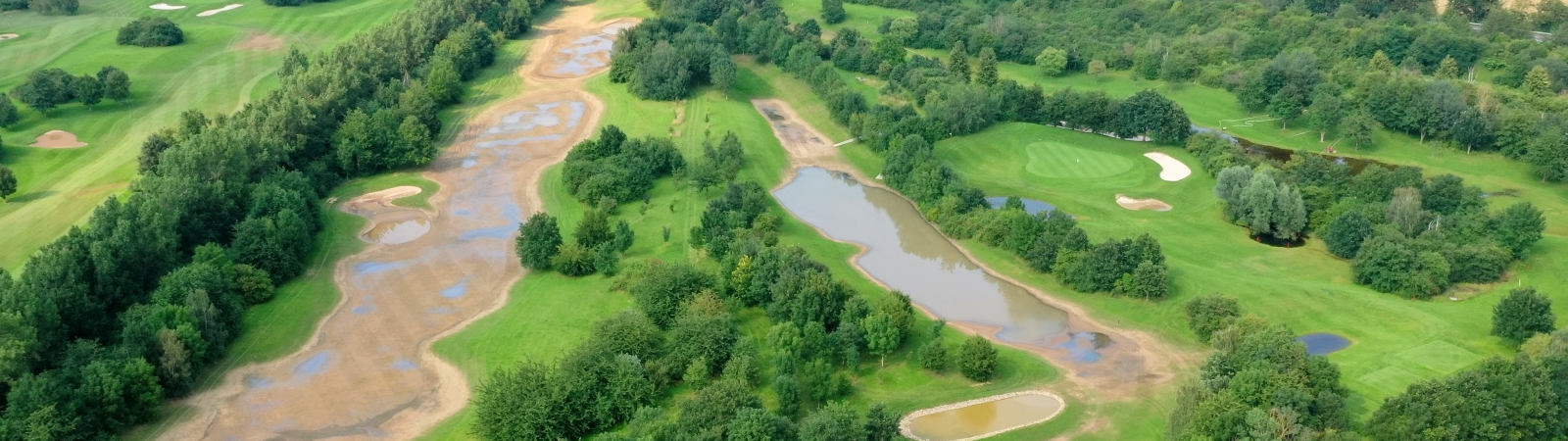 Von den Wassermassen überrascht: der GC Schloss Miel