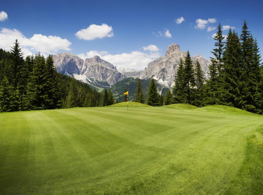 Golf spielen ist auch mit Blick auf die Berge ein Vergnügen
