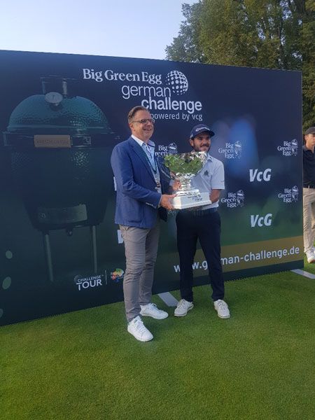 VcG-Geschäftsführer Marco Paeke und Sieger Angel Hidalgo VcG-Geschäftsführer Marco Paeke und Sieger Angel Hidalgo